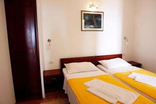 Апартаменты Apartments Baron Свети-Стефан Семейный полулюкс-9
