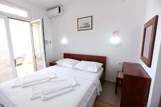 Апартаменты Apartments Baron Свети-Стефан Стандартный трехместный номер-студио-2