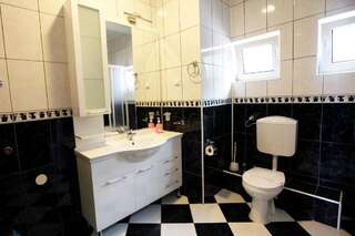 Апартаменты Apartments Baron Свети-Стефан Апартаменты с 2 спальнями, балконом и видом на море-7